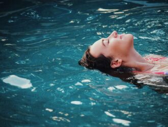 как да избистрим водата в басейна